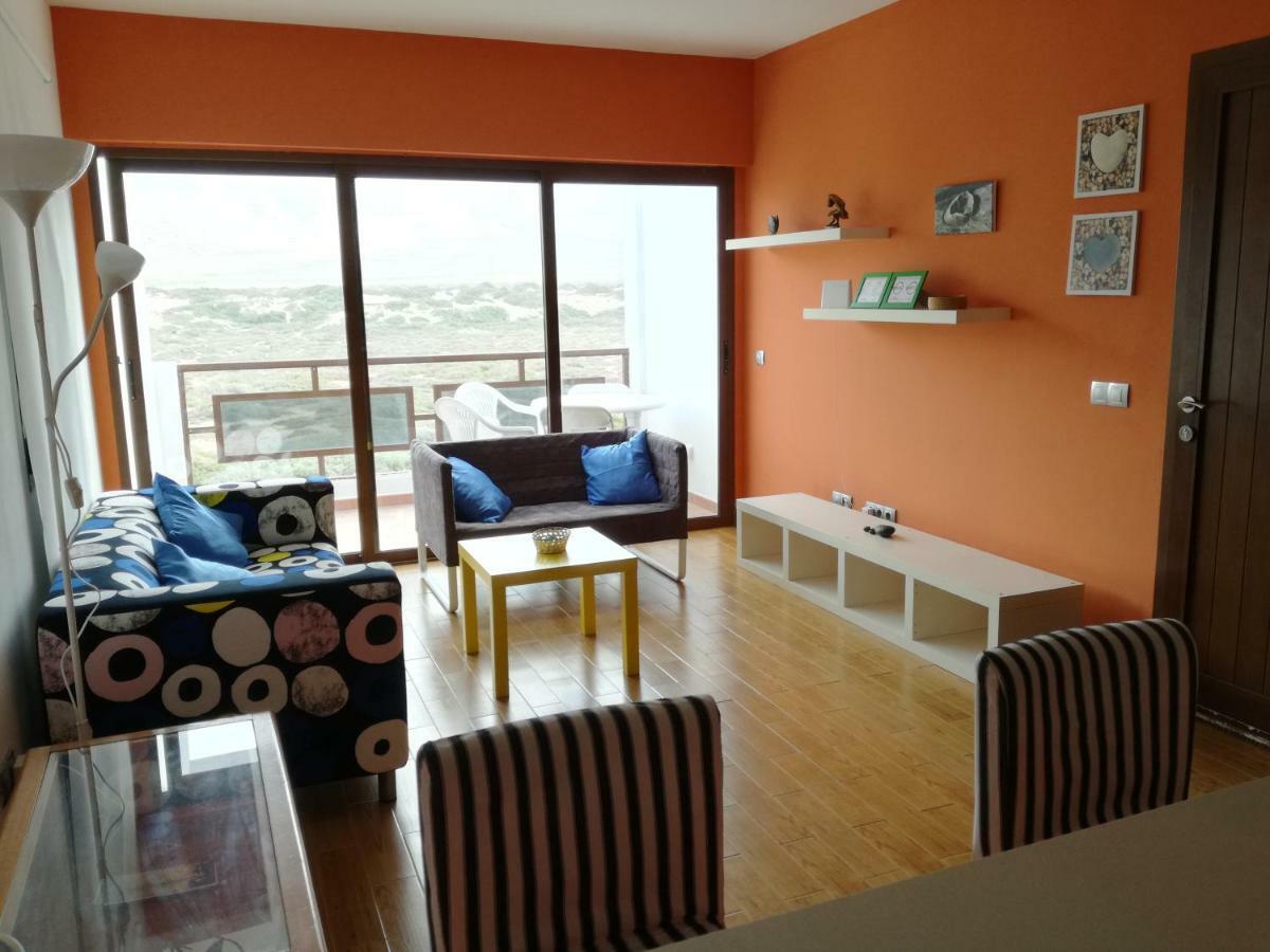Surfhouse Hostel Famara Caleta De Famara Bagian luar foto